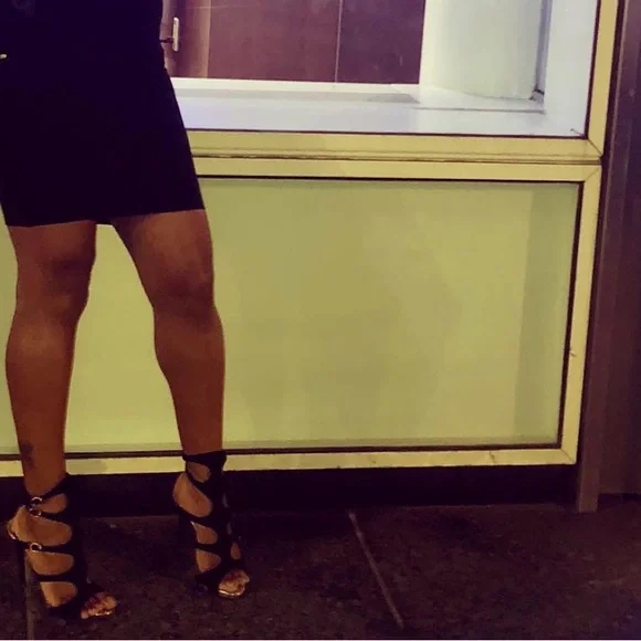 Women’s Size 38.5 Giuseppe Zanotti Design Black and Gold Strappy Sandal - Picture 8 of 11